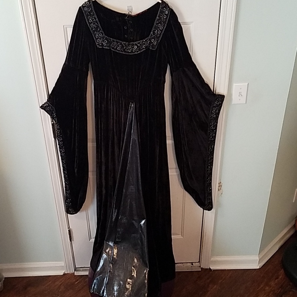 Blk. Sateen renaissance gown w/beaded trim